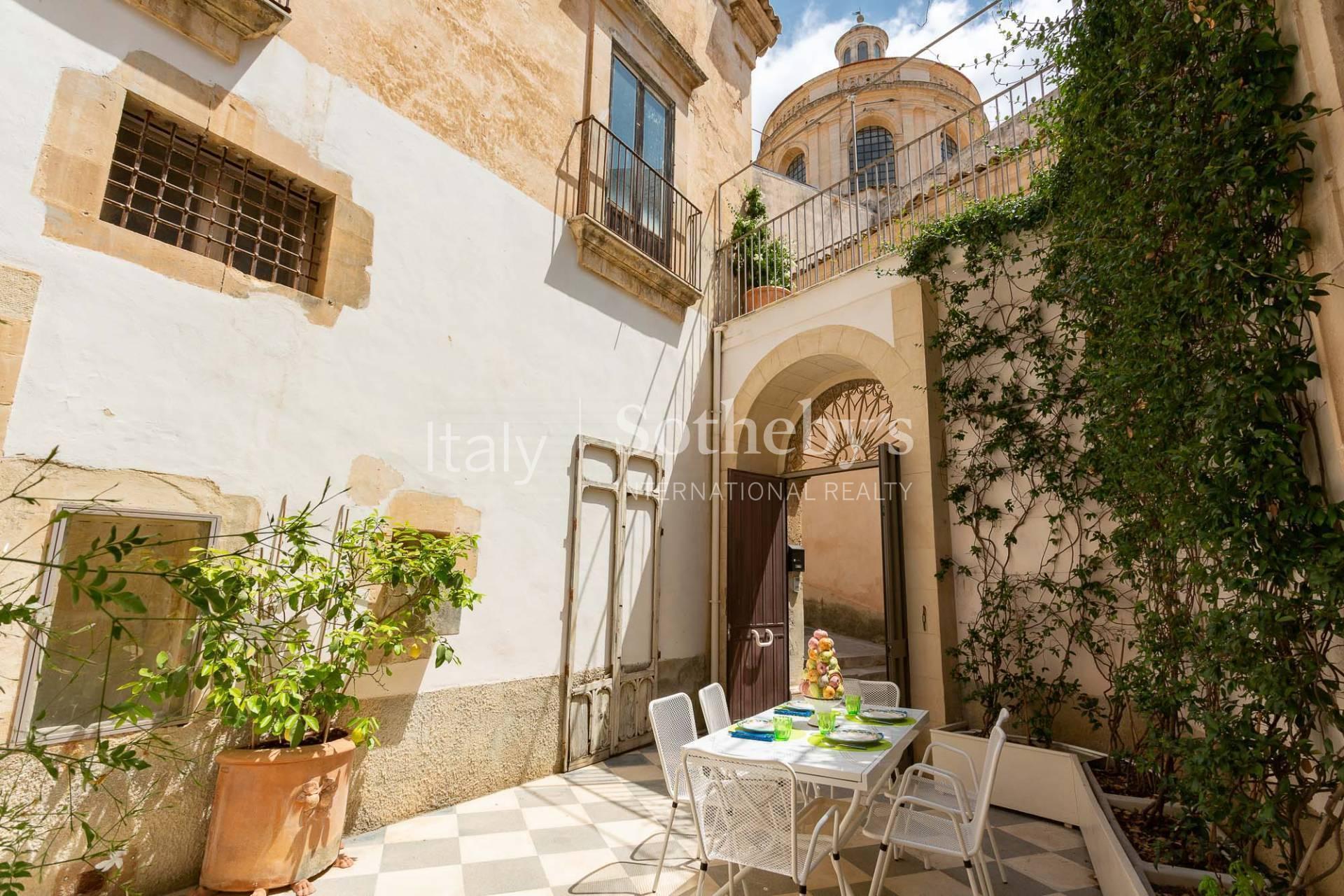 Historic apartment with terrace and courtyard near the Cathedral of San Giorgio in Modica - 27