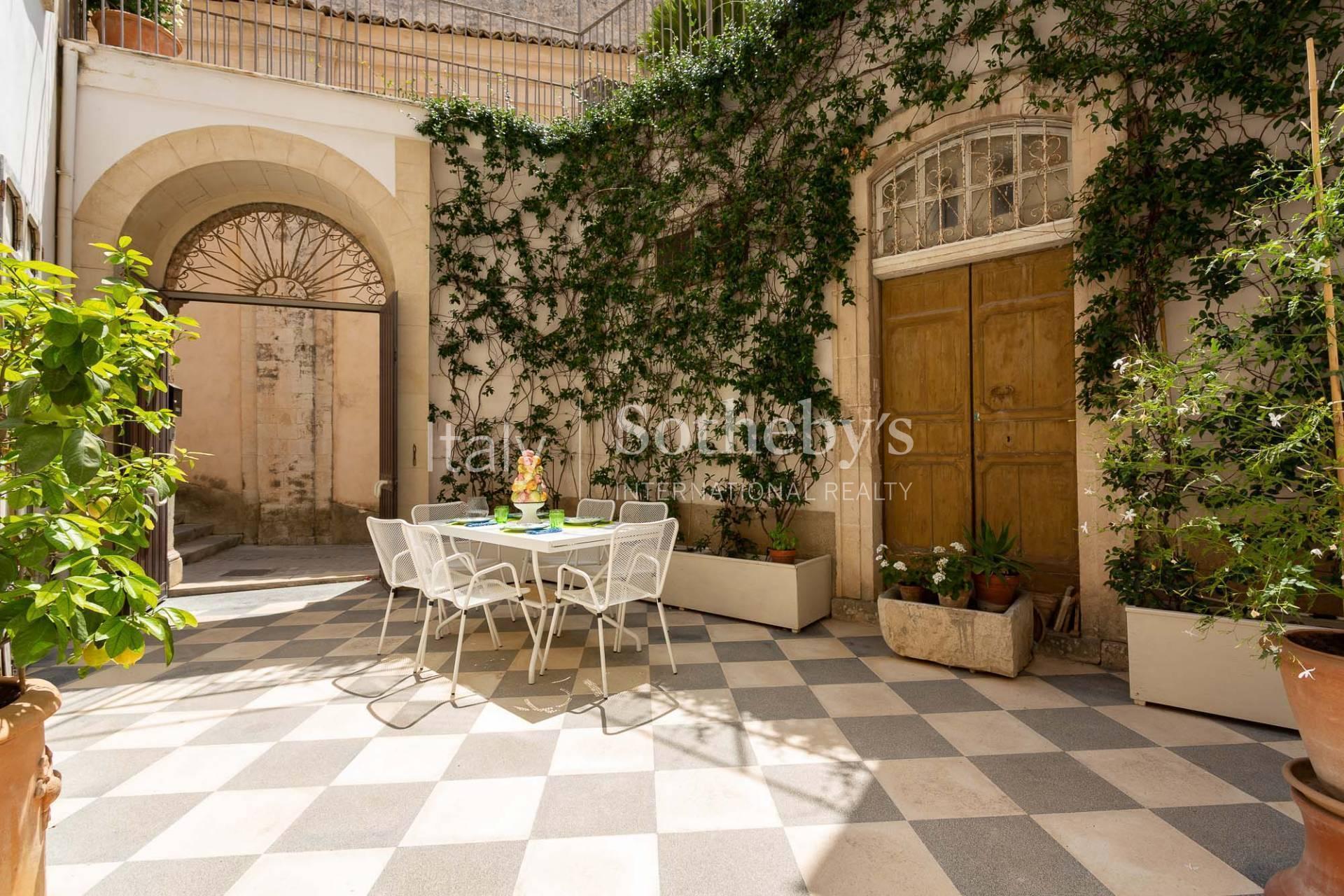 Historic apartment with terrace and courtyard near the Cathedral of San Giorgio in Modica - 31