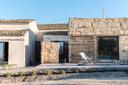 Antico casale con piscina, in vendita, Chiaramonte Gulfi | Sotheby’s Realty Italy - 2