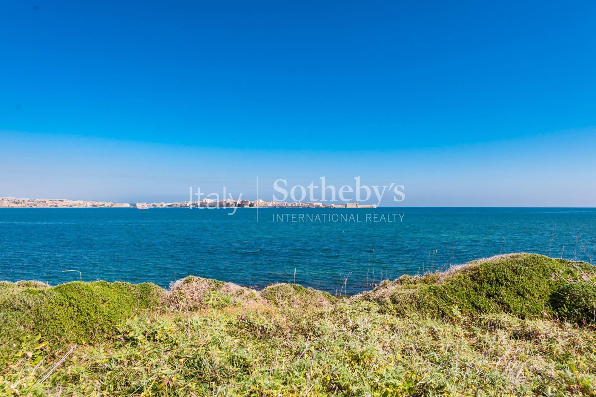 Property with direct access to the sea overlooking Ortigia - 3