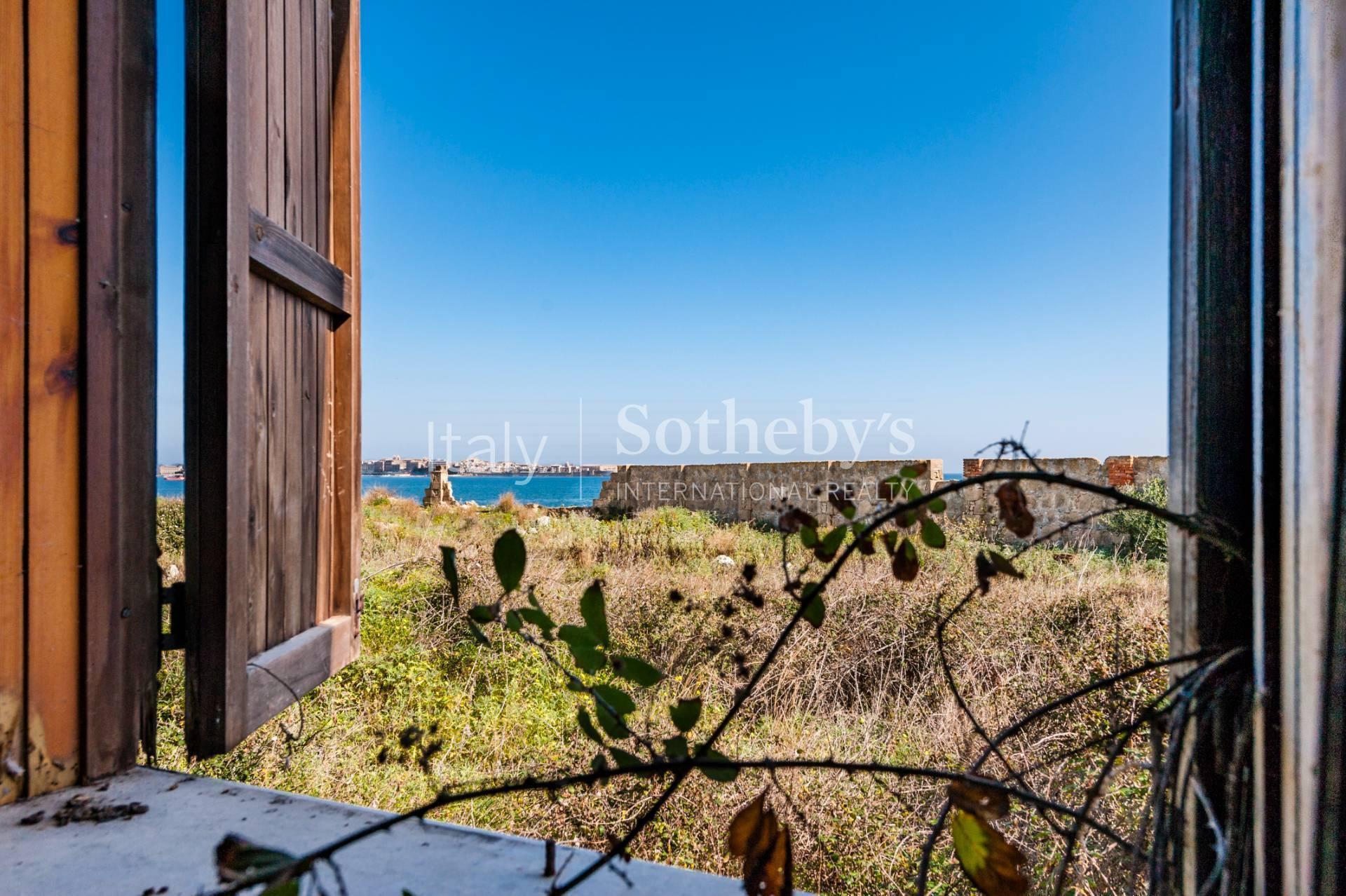 Property with direct access to the sea overlooking Ortigia - 8