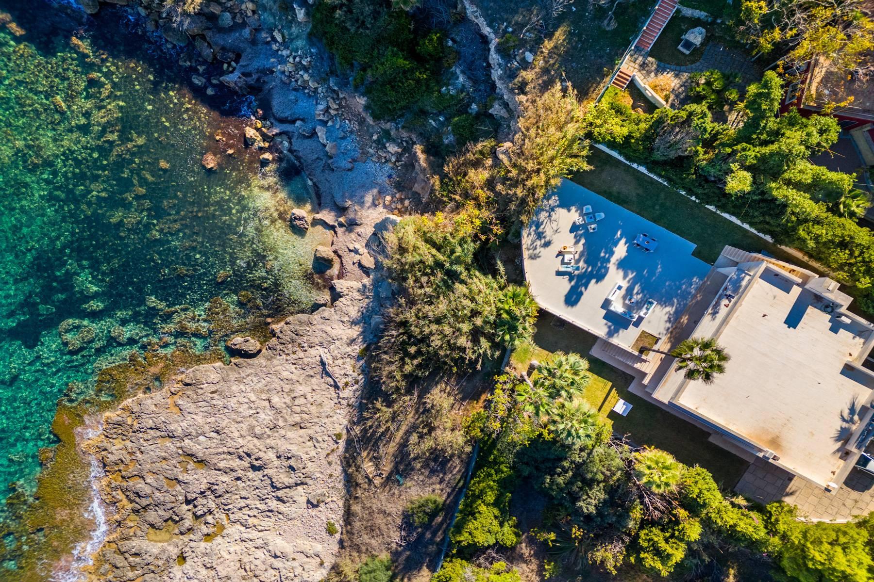 Seafront villa with private access to the sea - 1