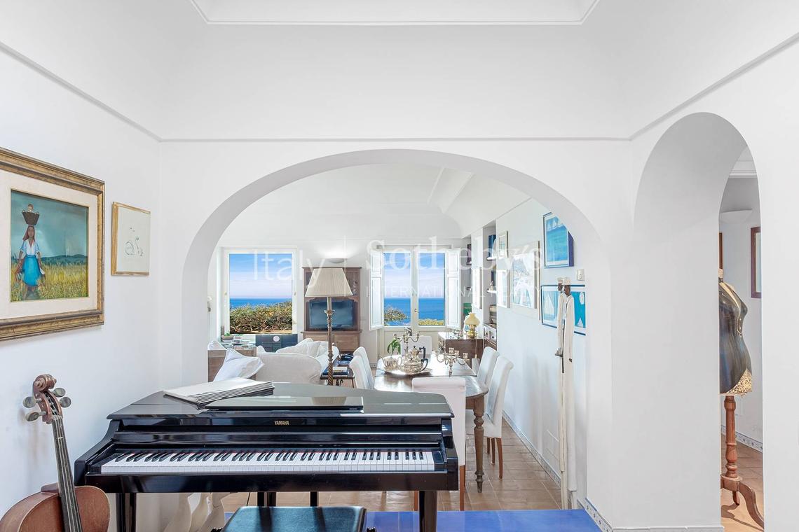 Magnificent villa overlooking the Grotta Azzurra Freestanding House