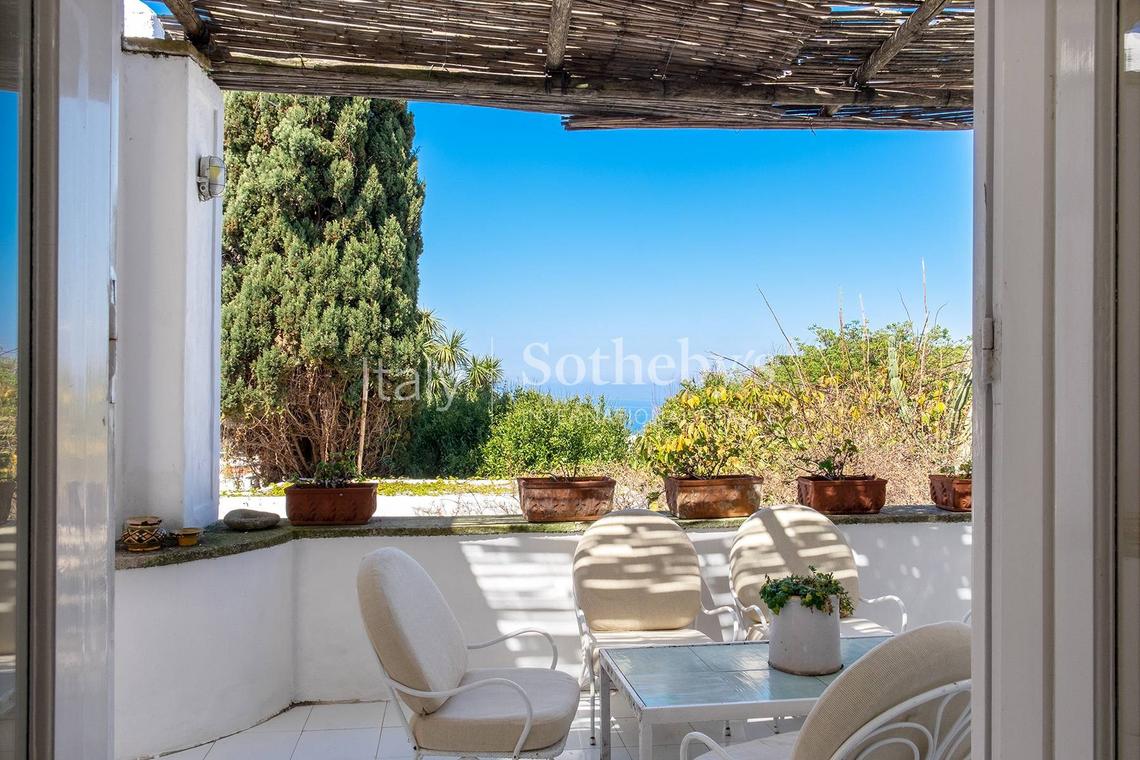 Historical house with seaview in the heart of Anacapri Freestanding