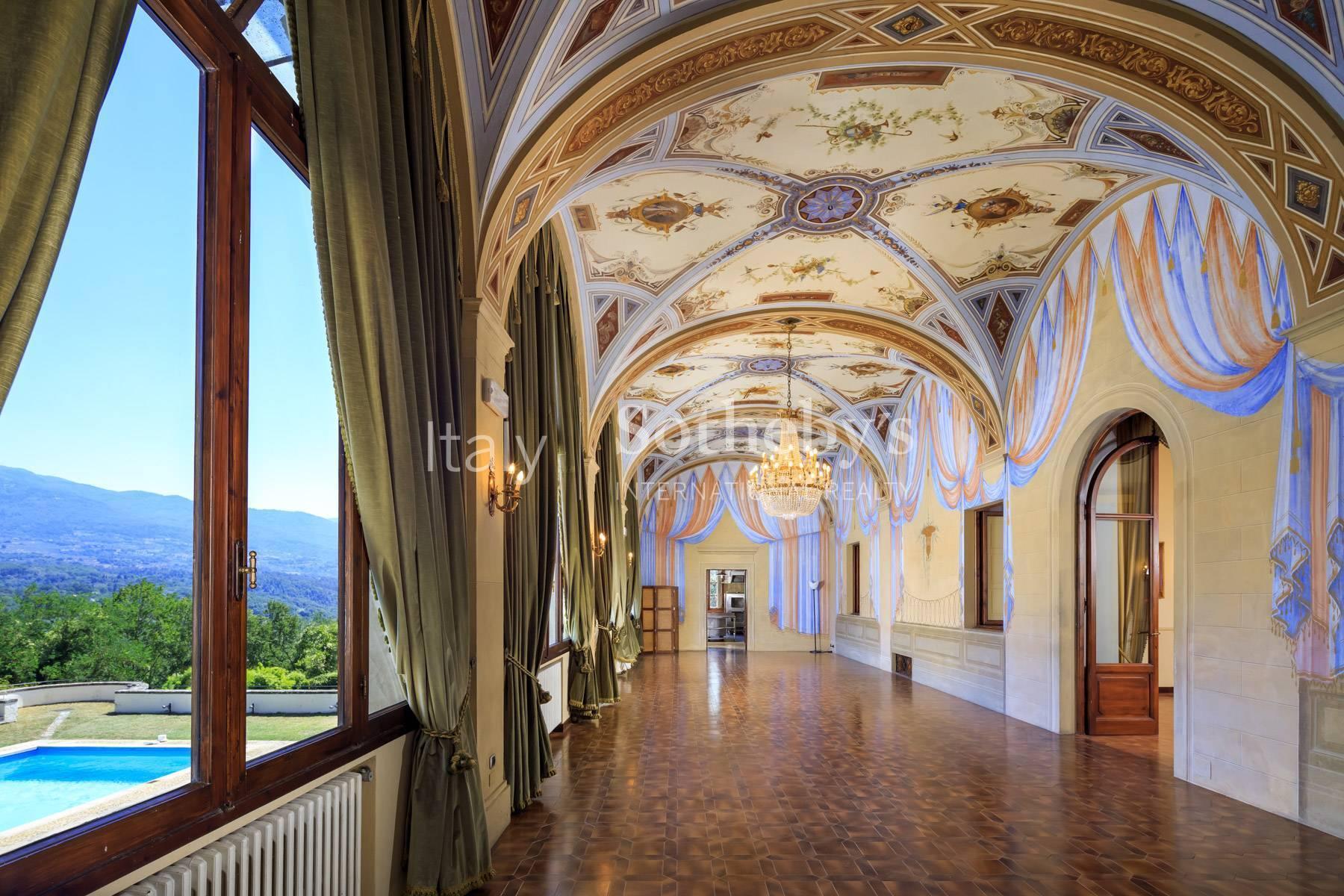 Hervorragendes Schloss auf den Hügeln von Florenz - 4