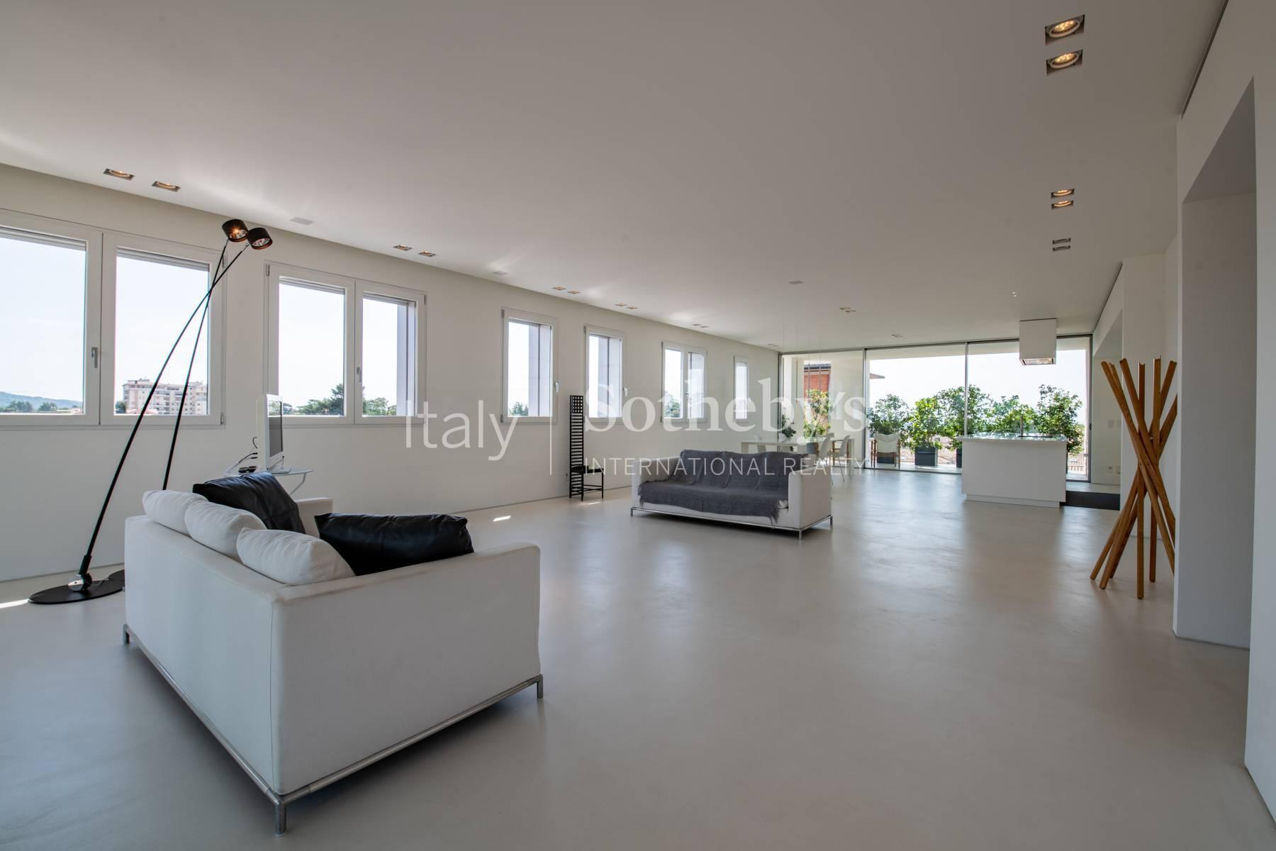 Elegant panoramic and high efficiency penthouse with refined modern design - 3