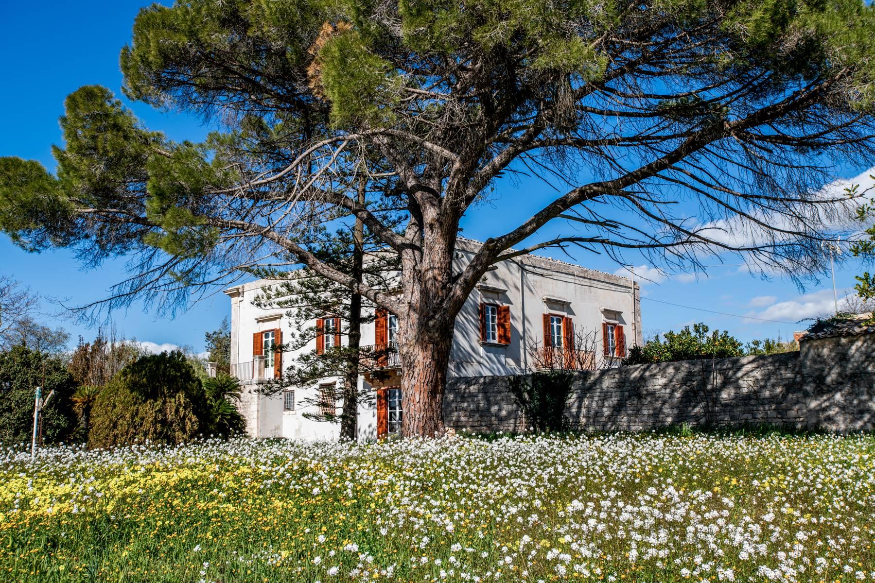 Antica villa storica del XIX secolo immersa nelle campagne modicane - 1