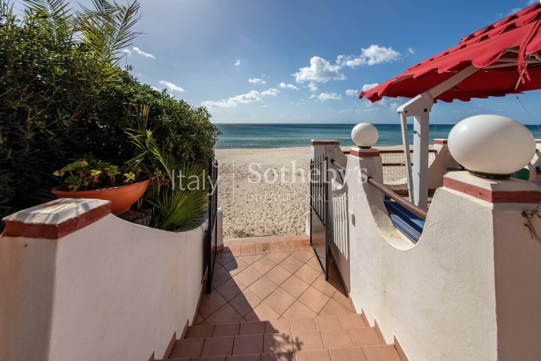 Villa in prima fila sulla spiaggia di Santa Margherita di Pula - 3