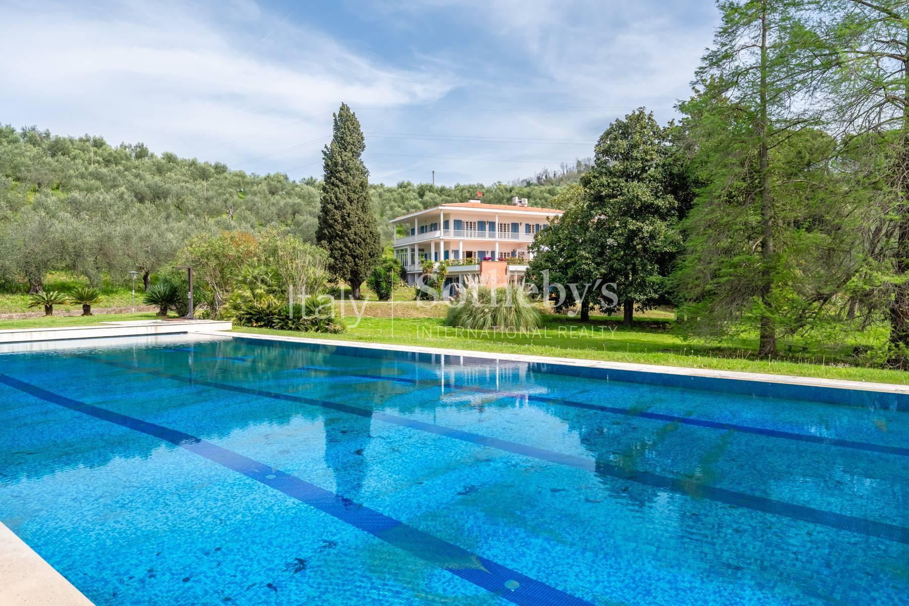 Elegante villa toscana con piscina, laghetto e dépandance, in vendita, Massarosa | Sotheby’s Realty Italy - 3