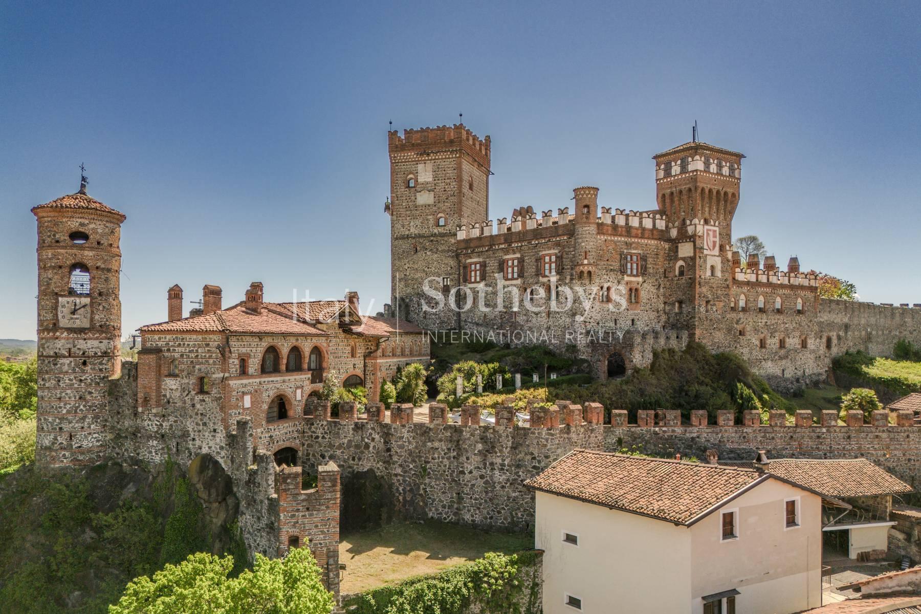 Storico castello ai piedi delle Alpi - 4