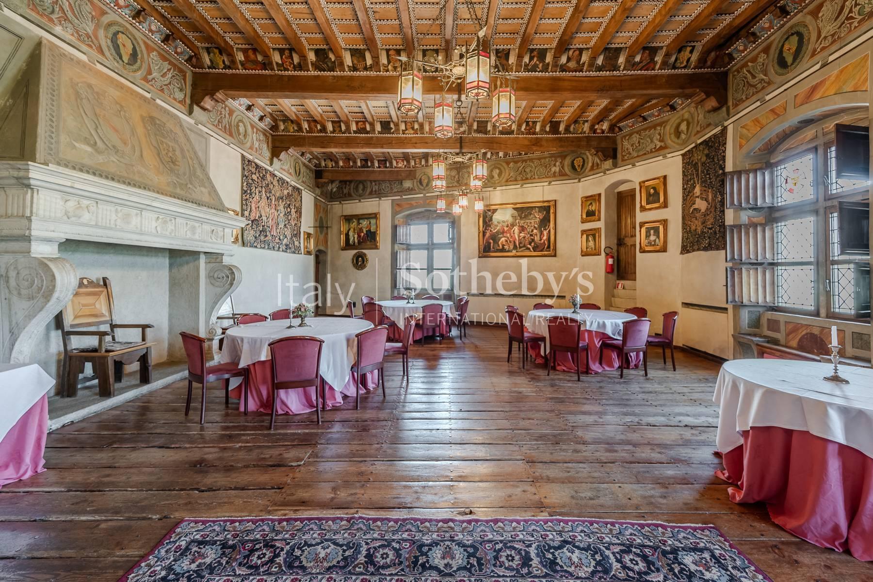 Storico castello ai piedi delle Alpi - 7