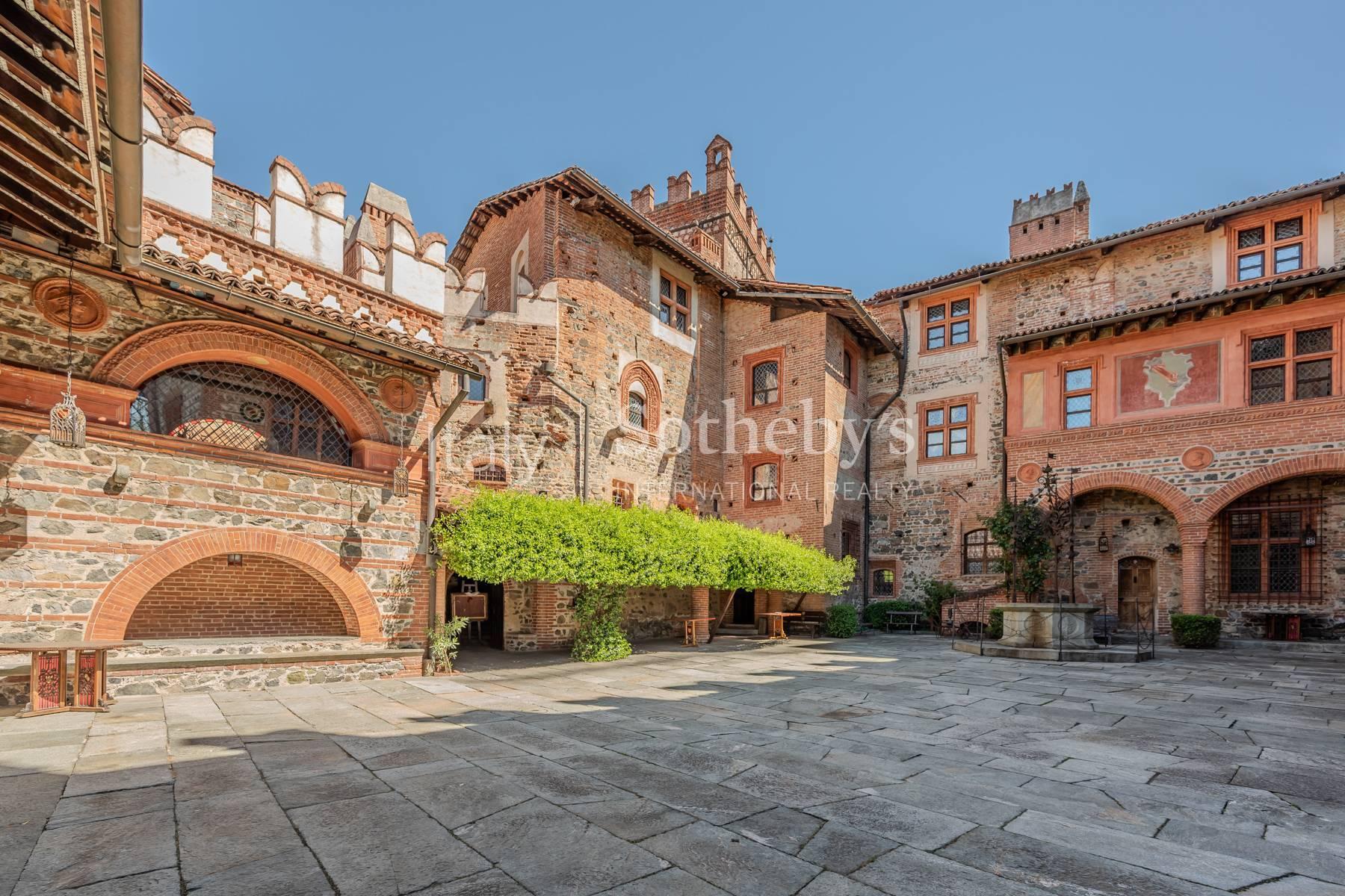 Storico castello ai piedi delle Alpi - 6