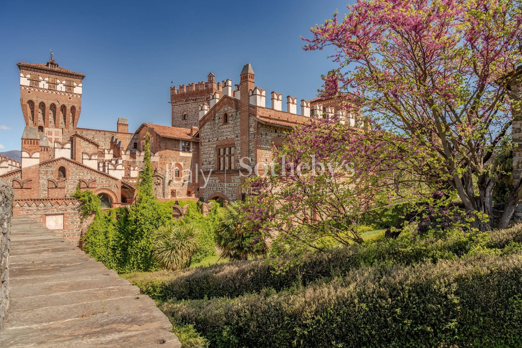 Storico castello ai piedi delle Alpi - 3