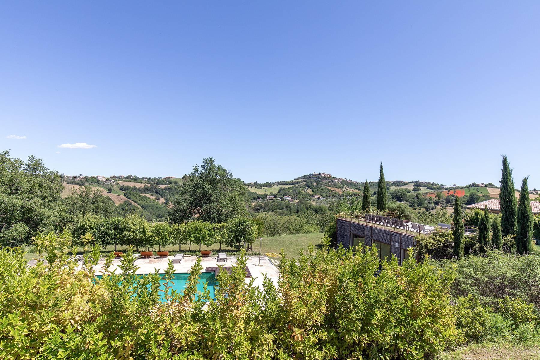 Proprietà eco-sostenibile con piscina nelle Marche - 1