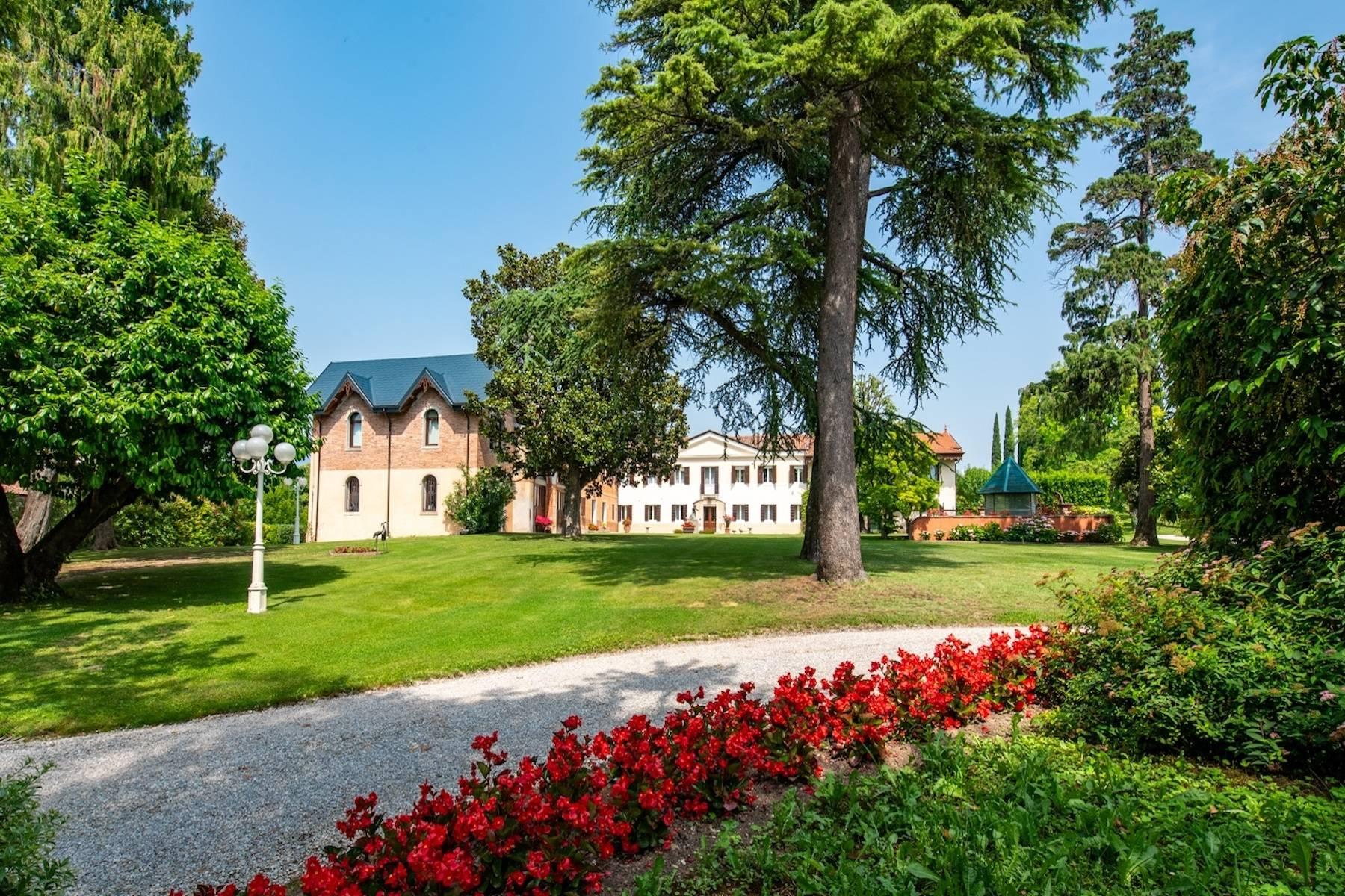 Signorile villa storica con parco collinare e piscina - 1