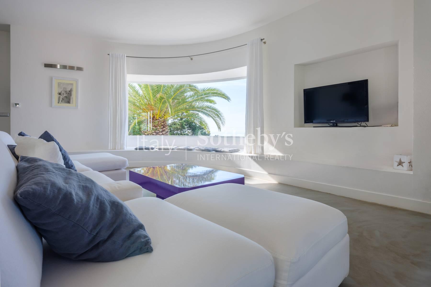 Elegant villa with a sea-view pool - 4
