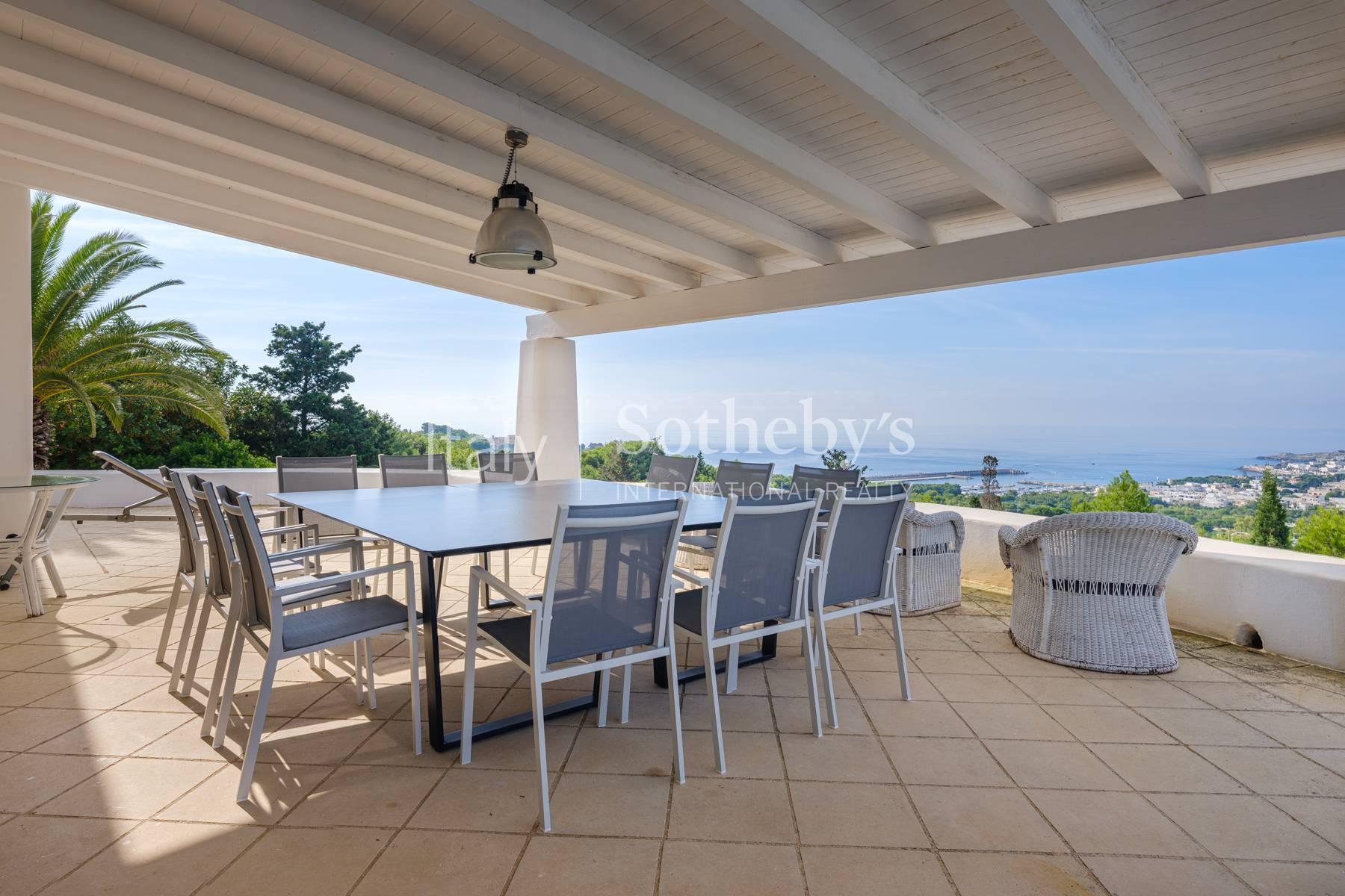 Elegant villa with a sea-view pool - 8
