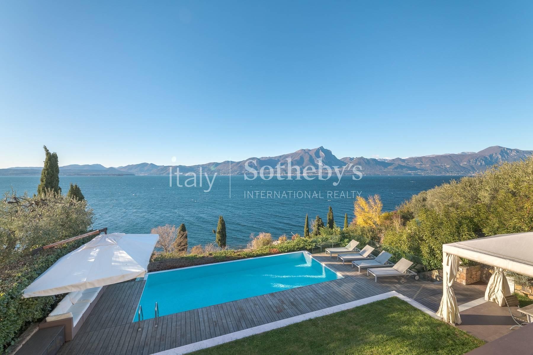 Villa moderna con piscina e vista mozzafiato sul lago, in vendita, Torri del Benaco | Sotheby’s Realty Italy - 3