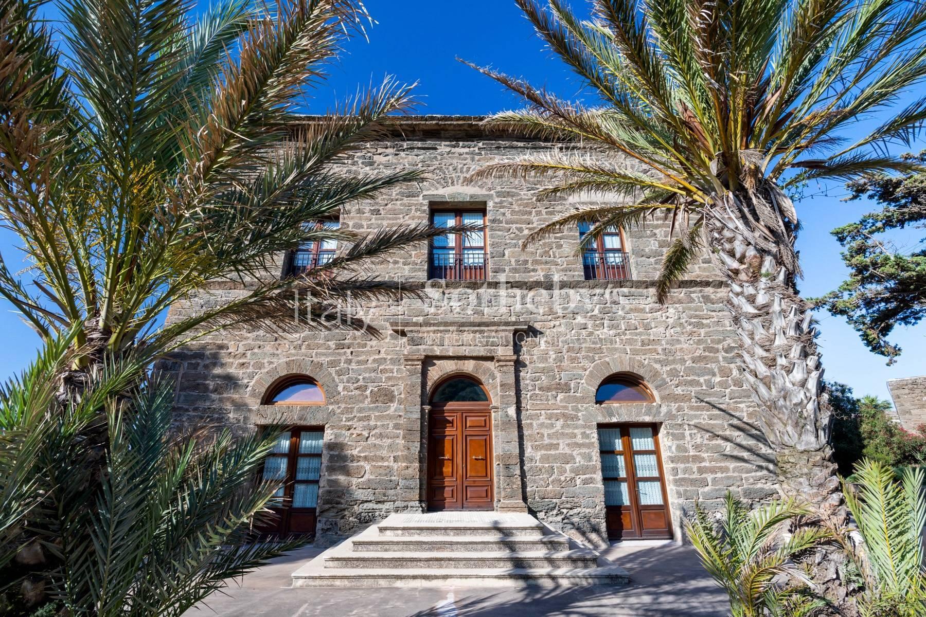 Historic palace with pool and dammusi - 4