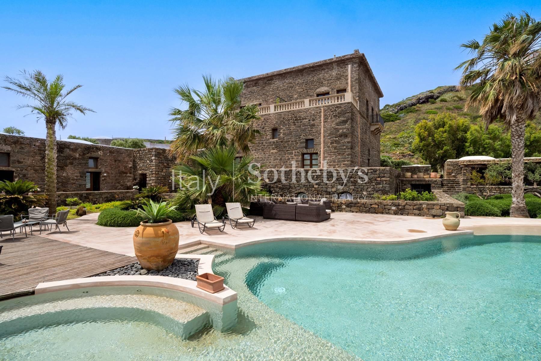Historic palace with pool and dammusi - 3