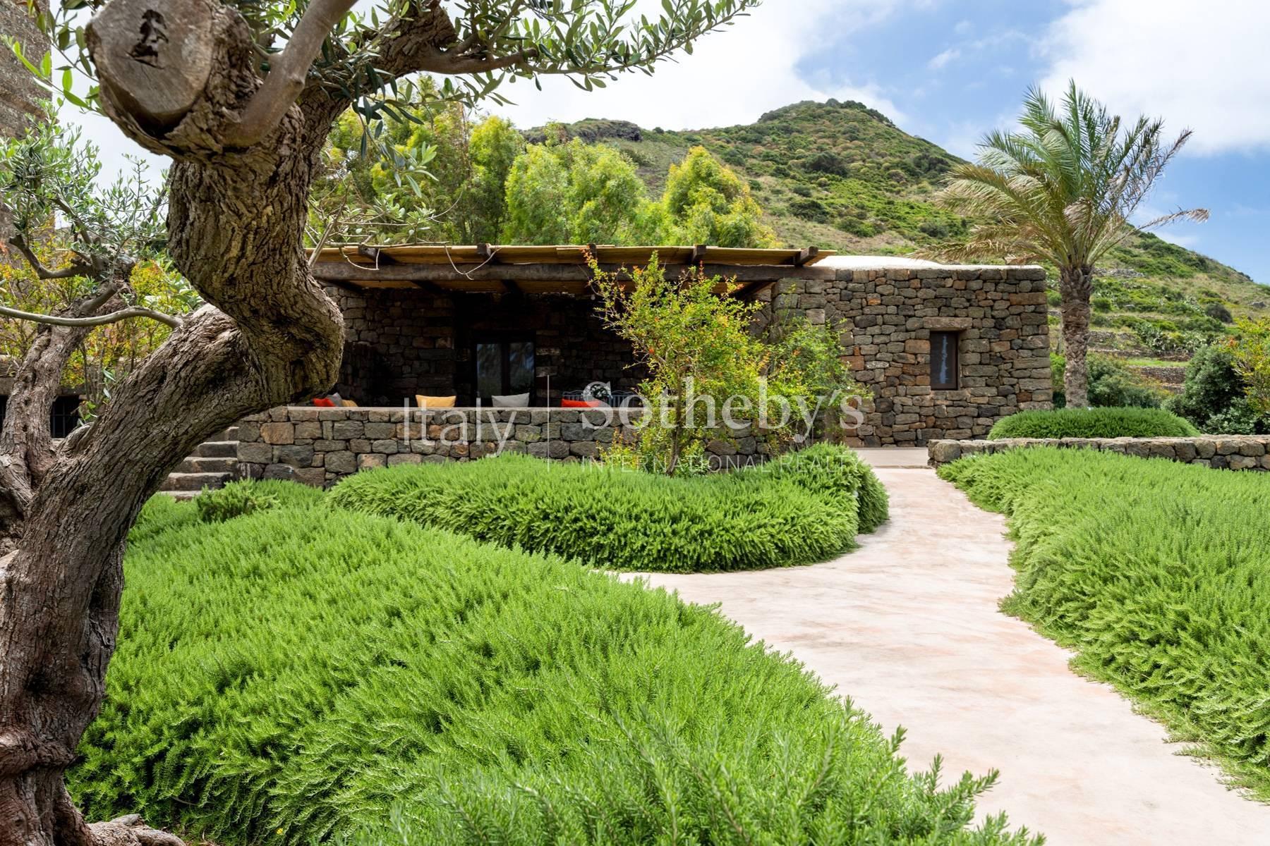 Palazzo storico con piscina e dammusi, in vendita, Pantelleria | Sotheby’s Realty Italy - 14