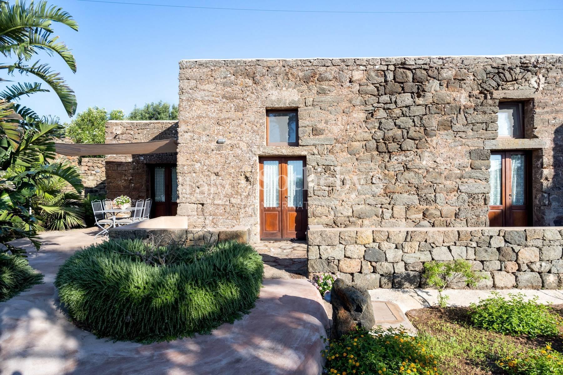 Palazzo storico con piscina e dammusi, in vendita, Pantelleria | Sotheby’s Realty Italy - 18