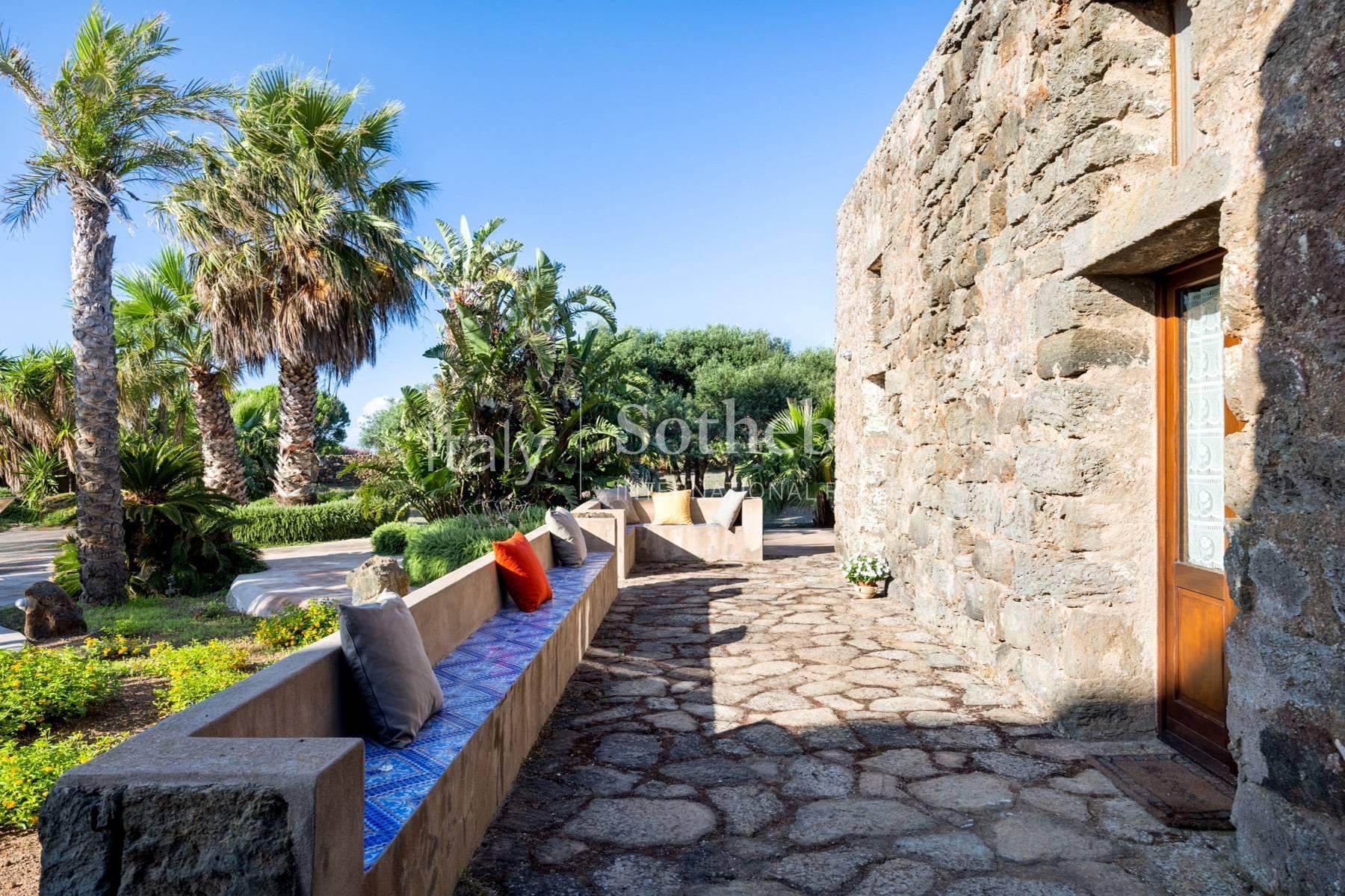 Palazzo storico con piscina e dammusi, in vendita, Pantelleria | Sotheby’s Realty Italy - 19