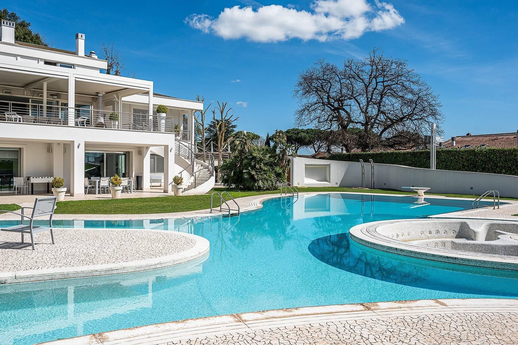 Exclusive villa in Olgiata with private swimming pool - 1