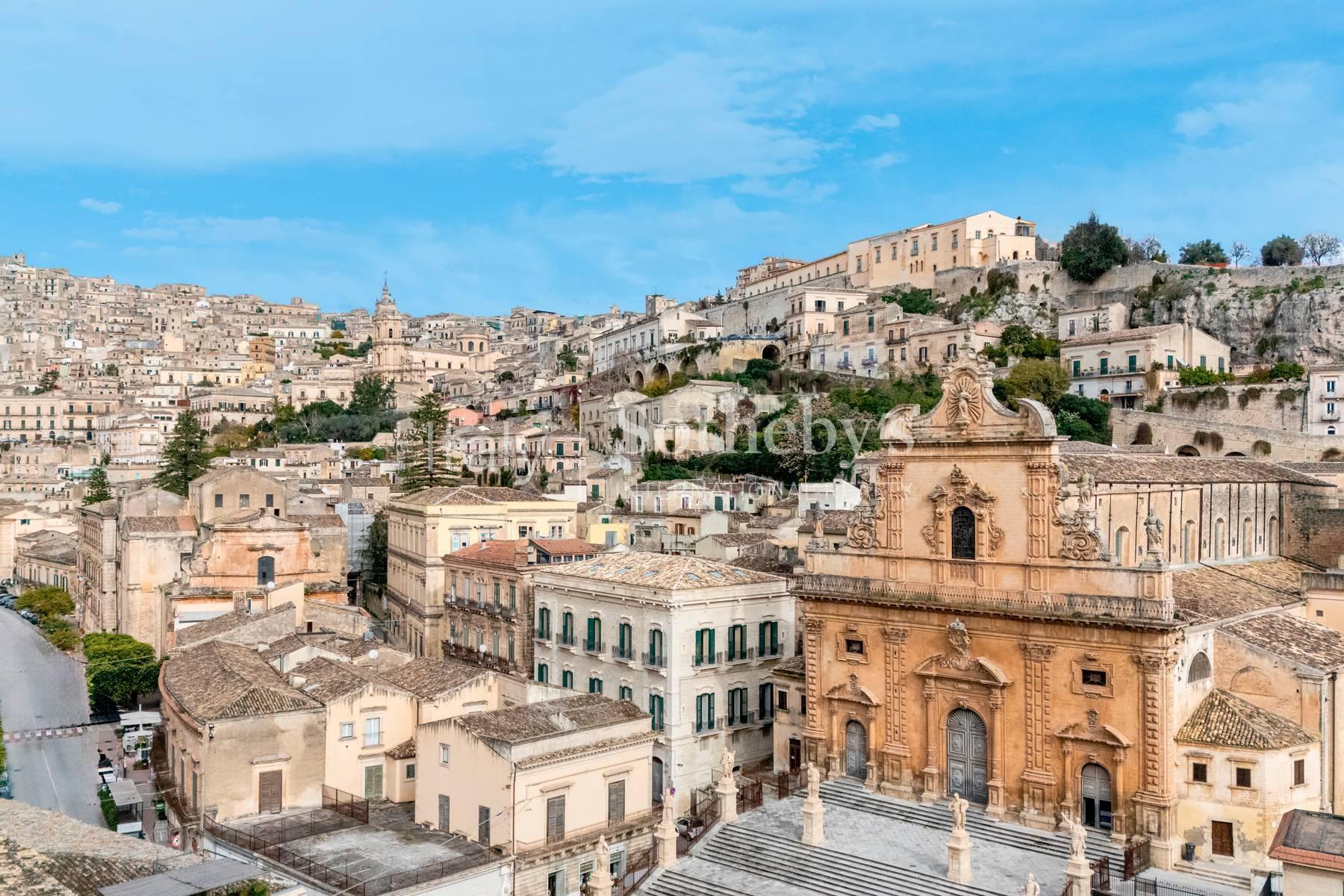 Prestigioso palazzo con affacci sul Duomo di Modica - 2