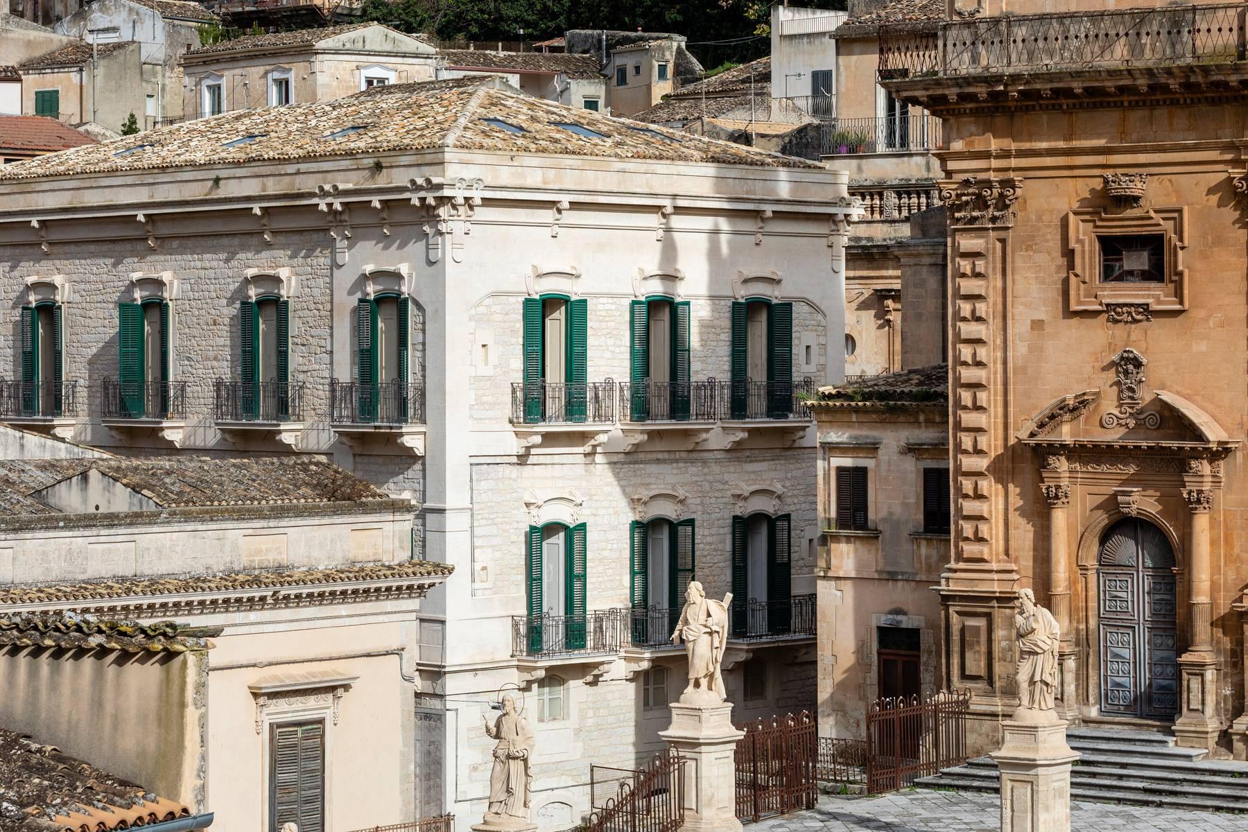 Prestigioso palazzo con affacci sul Duomo di Modica - 1