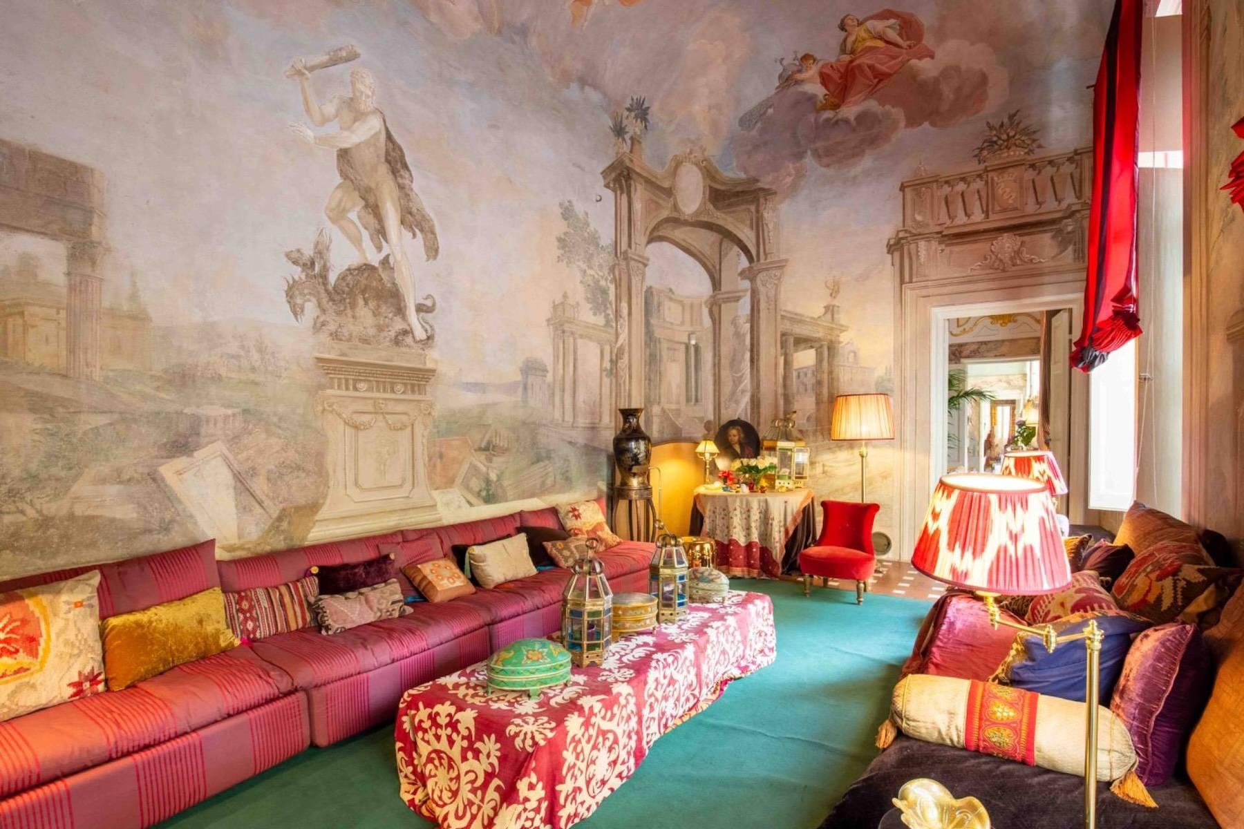 Appartamento di prestigio con salone affrescato - 1