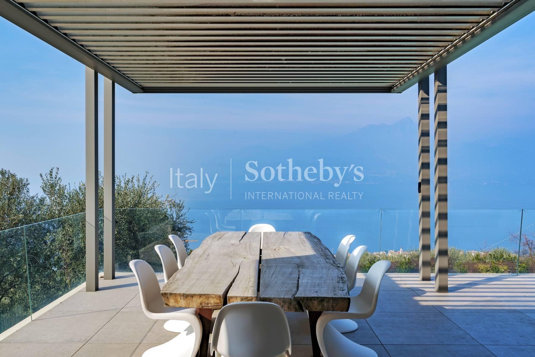 Splendida villa con vista sul Lago di Garda e piscina a sfioro, in vendita, Torri del Benaco | Sotheby’s Realty Italy - 9