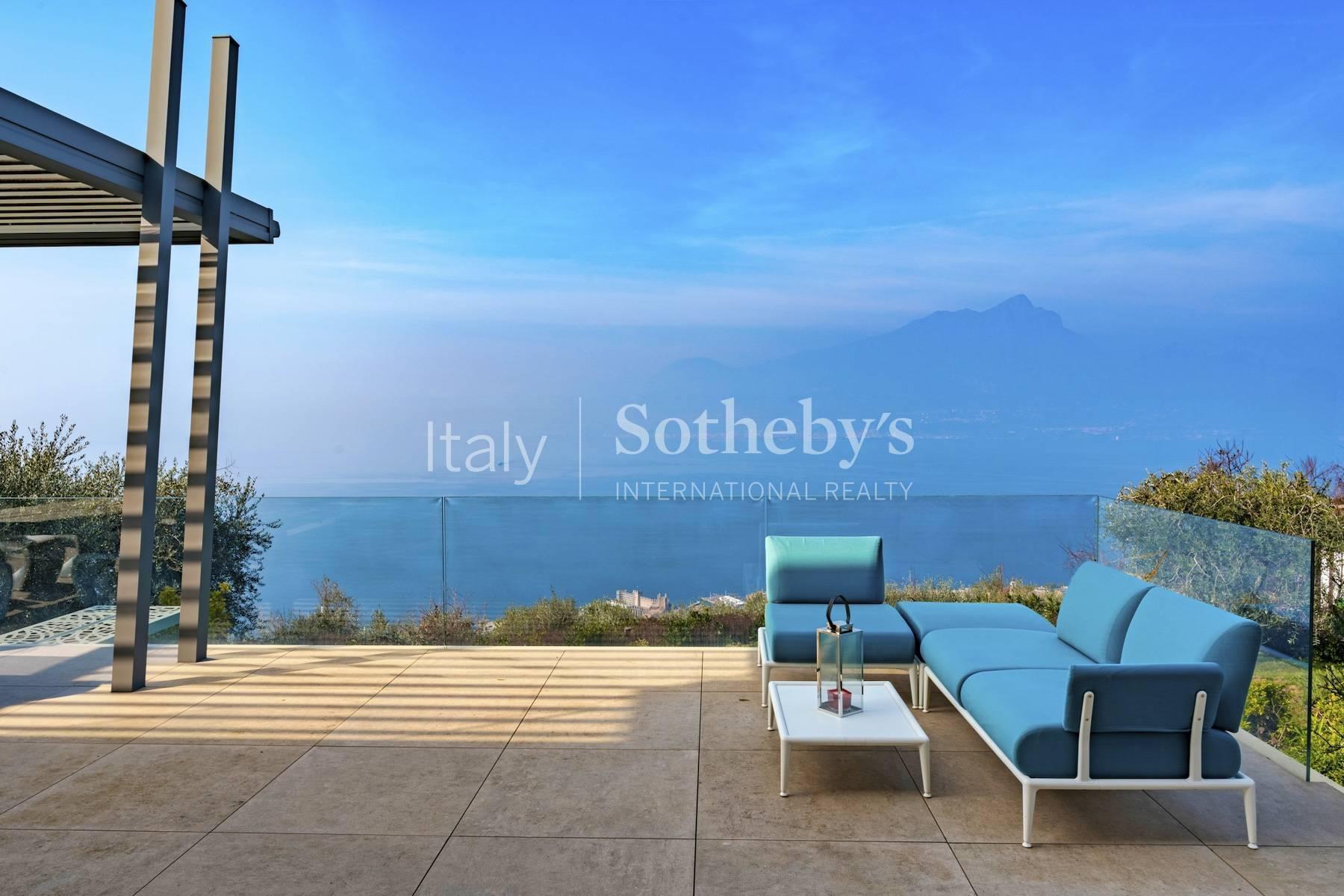 Splendida villa con vista sul Lago di Garda e piscina a sfioro, in vendita, Torri del Benaco | Sotheby’s Realty Italy - 2