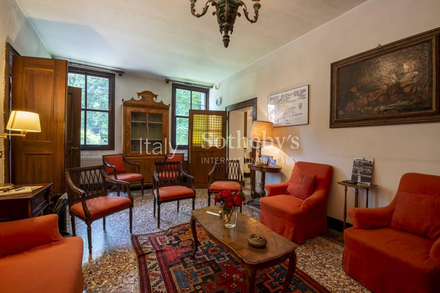 Elegant 18th-century villa with private park - 7