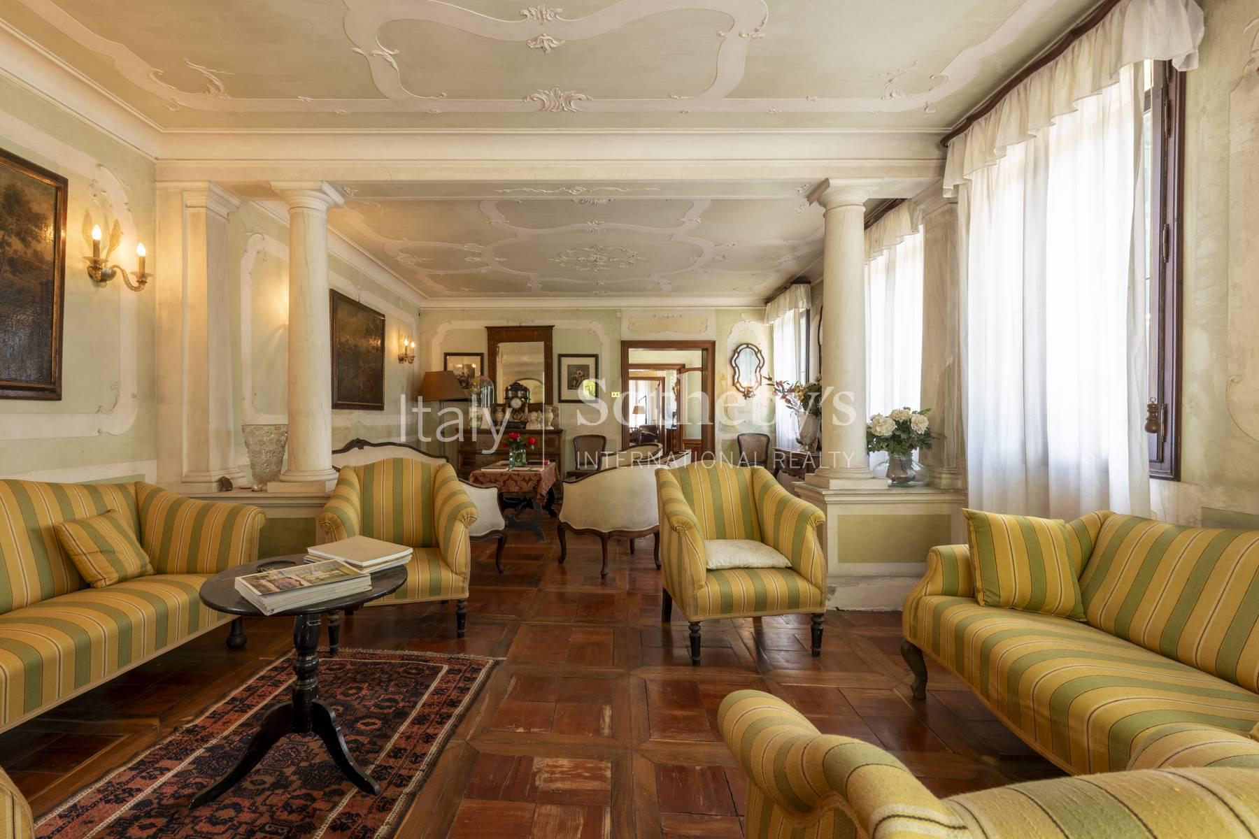Elegant 18th-century villa with private park - 8