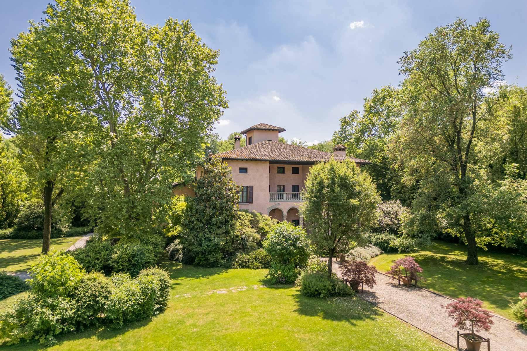Villa storica con chiesa e tenuta agricola nel cuore di Parma - 1