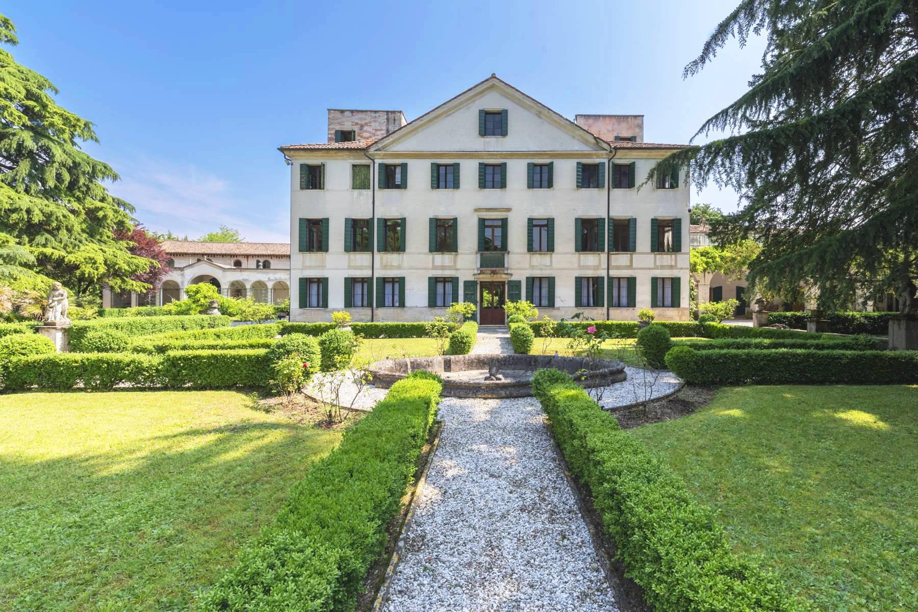 Elegant 18th-century villa with private park - 1