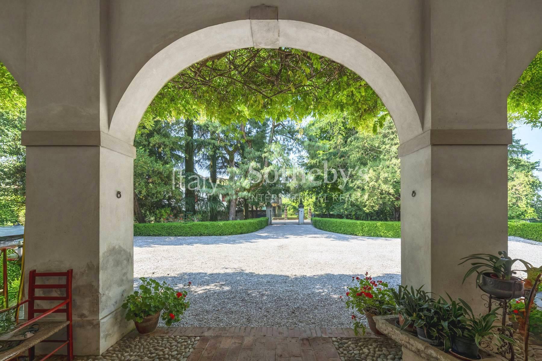 Elegant 18th-century villa with private park - 3