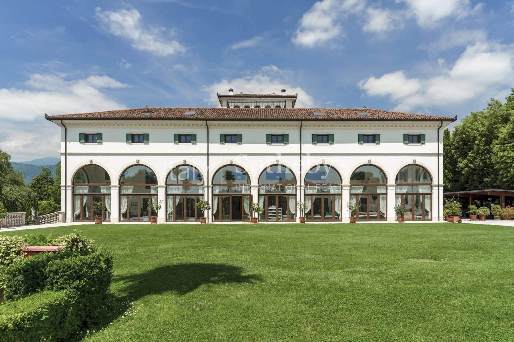 Villa neoclassica ristrutturata con adiacenze, parco e piscina - 4