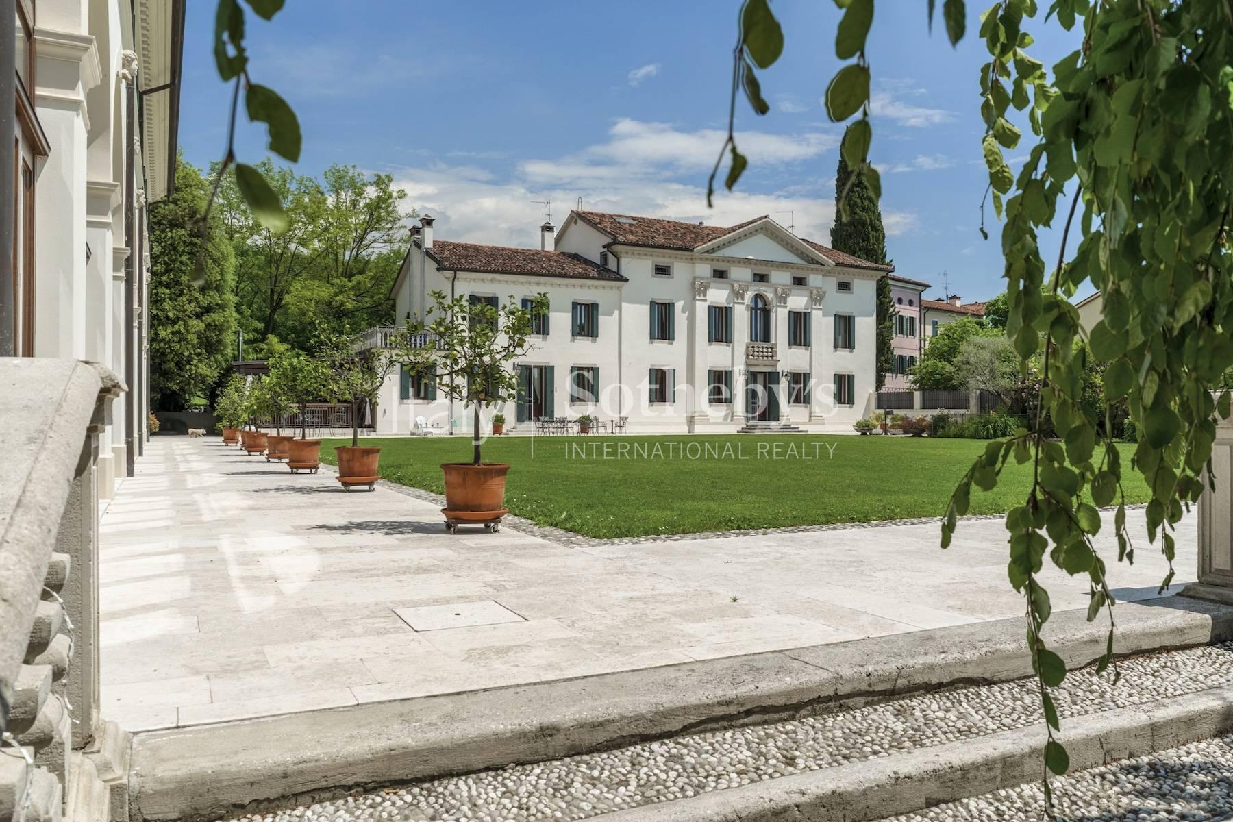Villa neoclassica ristrutturata con adiacenze, parco e piscina - 3