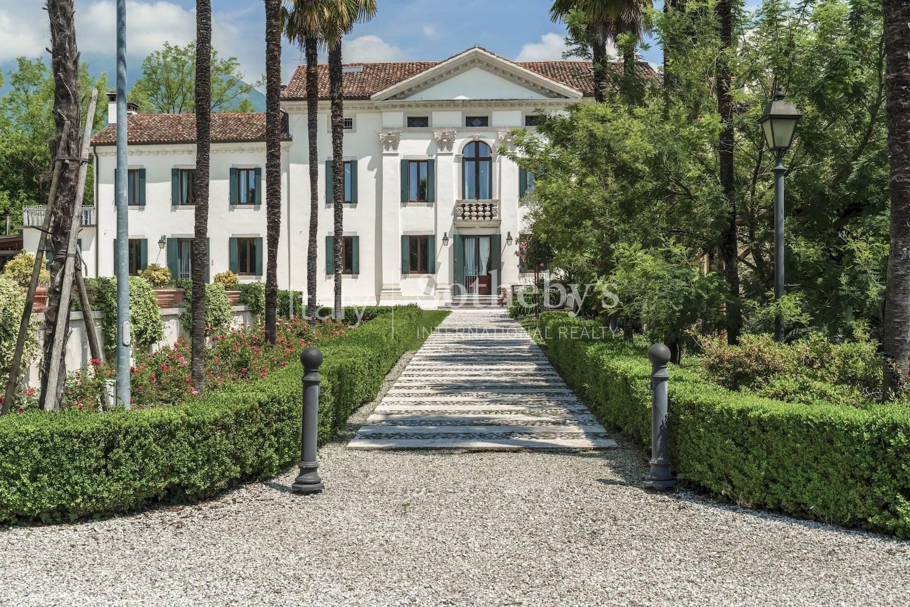 Villa neoclassica ristrutturata con adiacenze, parco e piscina - 2