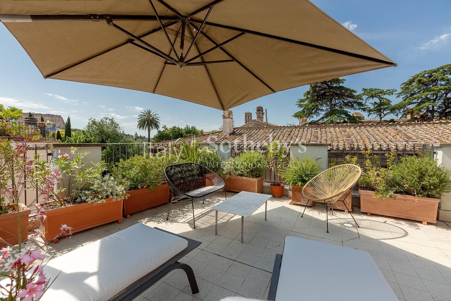 Dimora indipendente con vista su Colosseo e Vittoriano, in vendita, Roma | Sotheby’s Realty Italy - 2