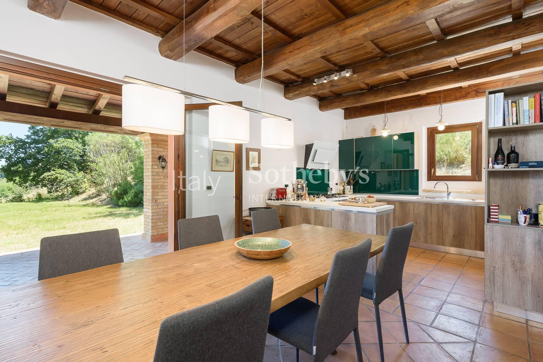 Tenuta ristrutturata con piscina e vista panoramica - 8