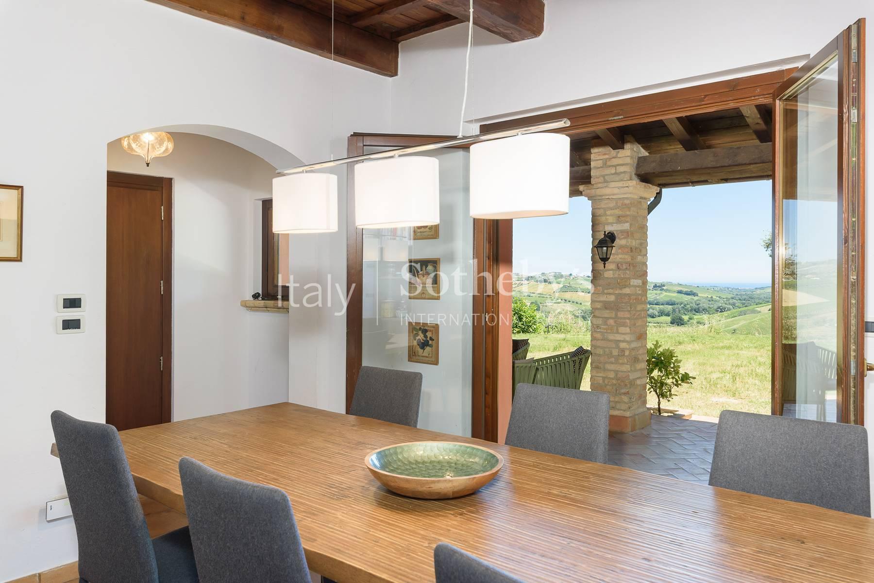 Tenuta ristrutturata con piscina e vista panoramica - 7