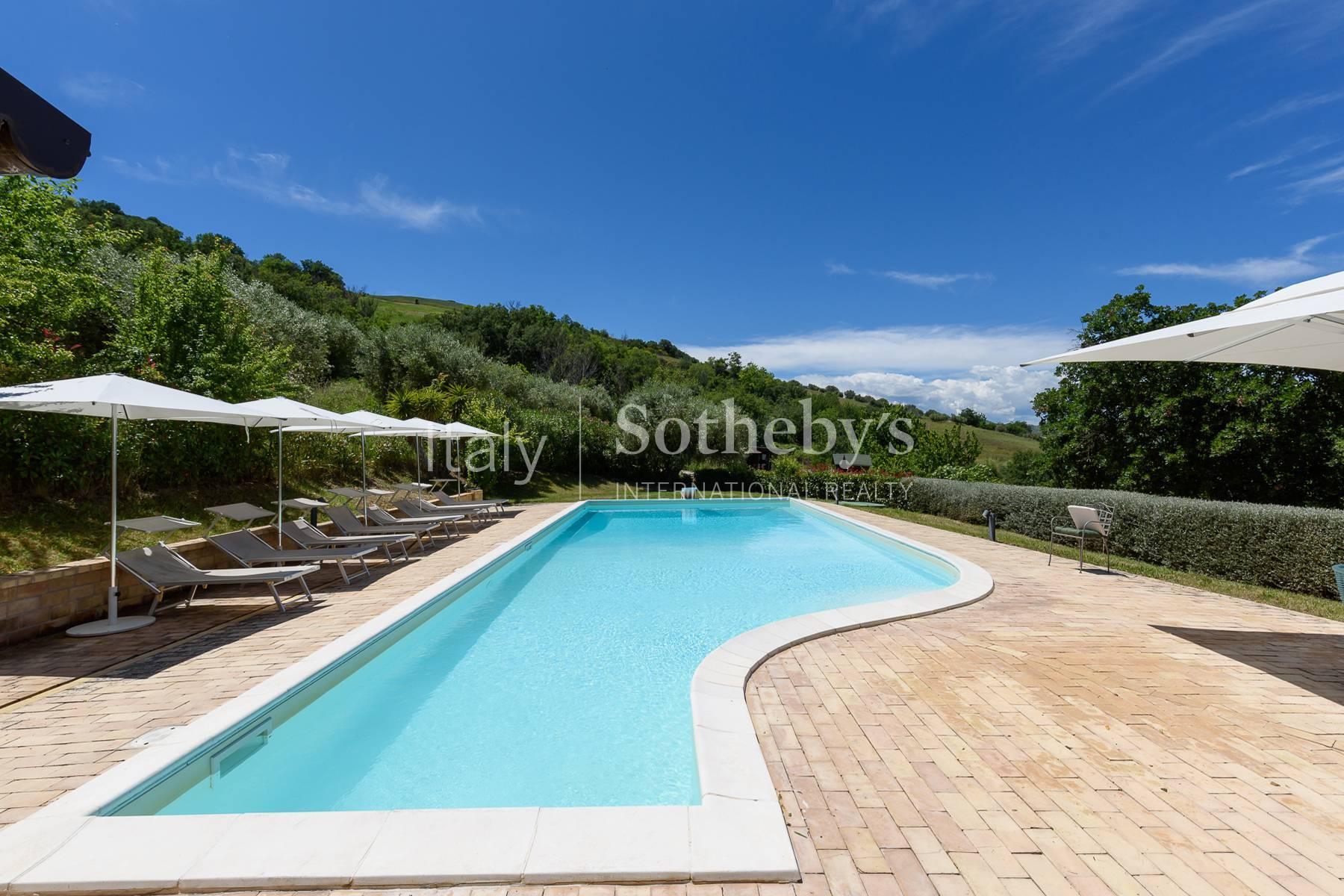 Tenuta ristrutturata con piscina e vista panoramica - 2