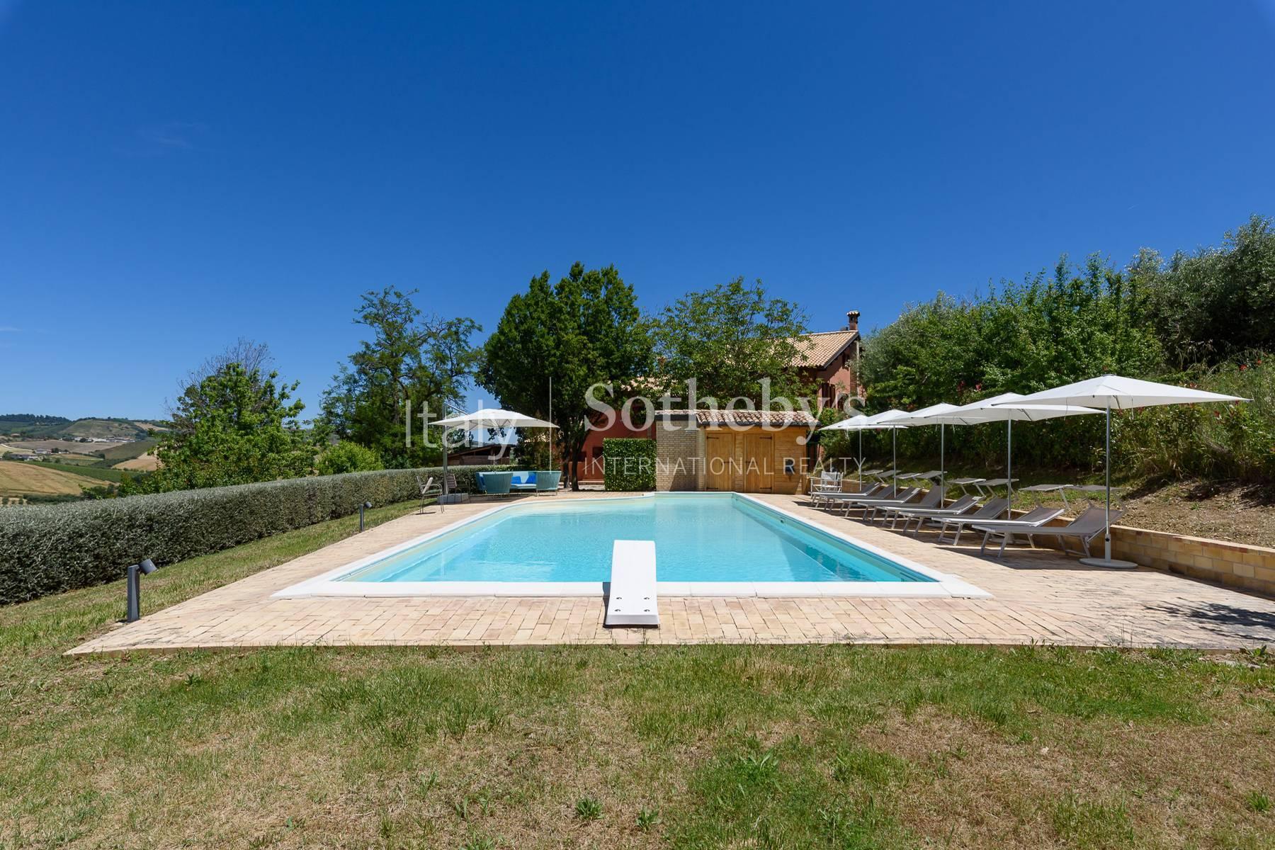 Tenuta ristrutturata con piscina e vista panoramica - 4