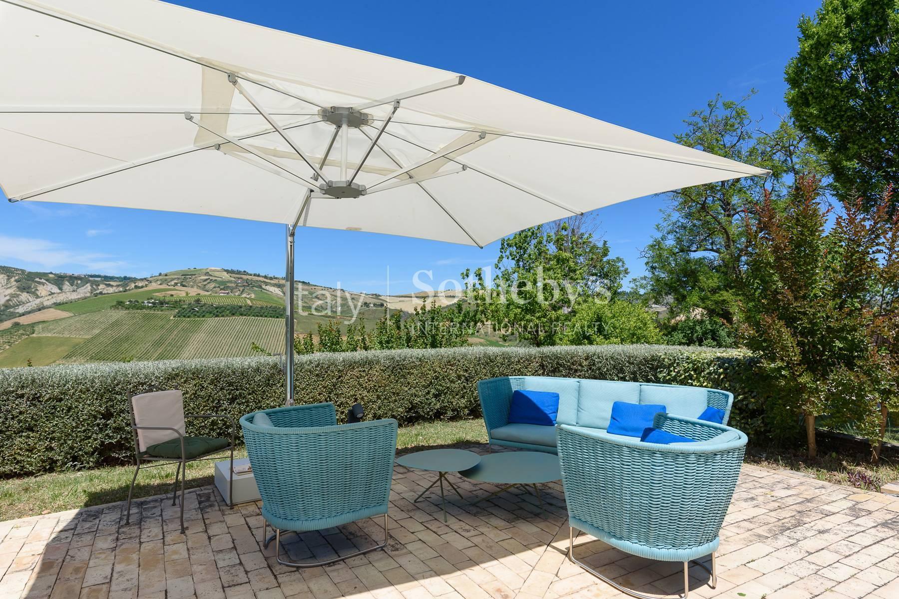Tenuta ristrutturata con piscina e vista panoramica - 3