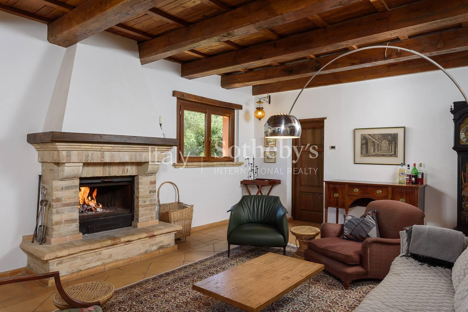 Tenuta ristrutturata con piscina e vista panoramica - 6