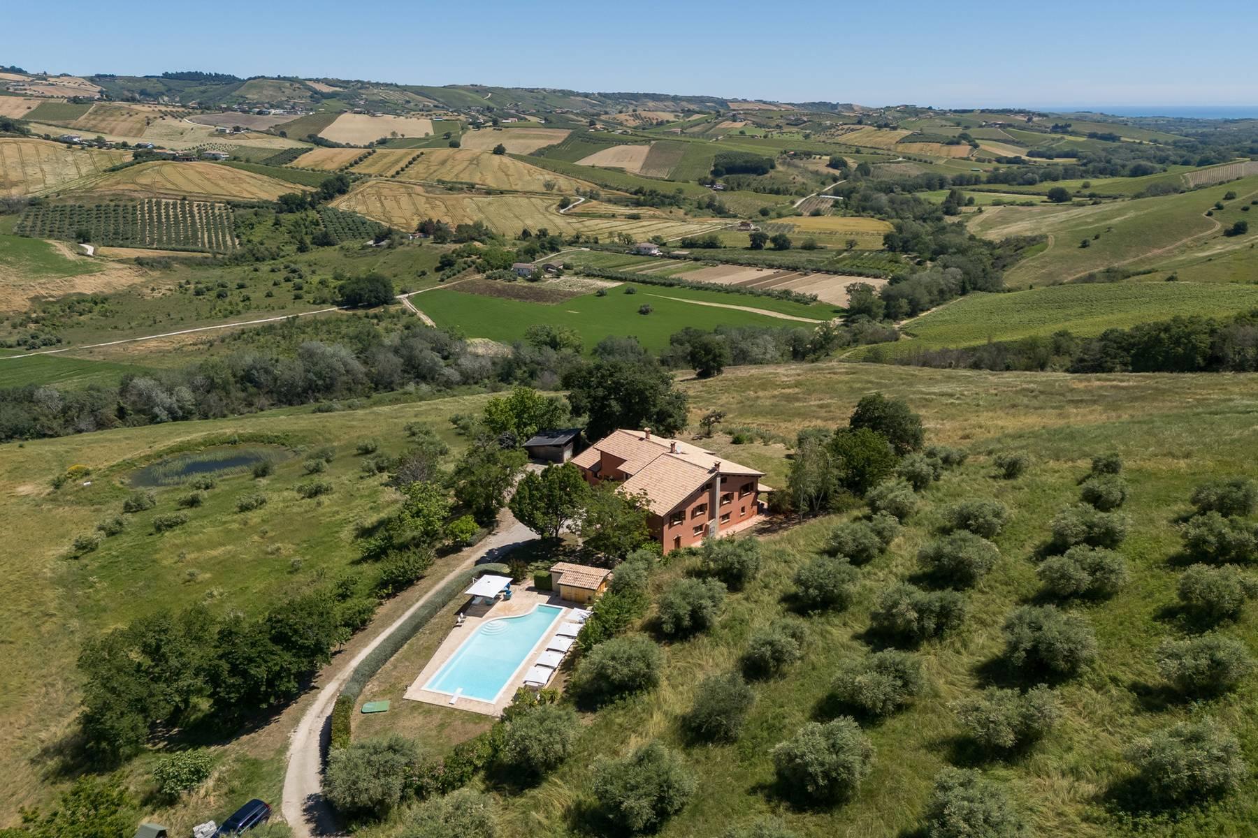 Tenuta ristrutturata con piscina e vista panoramica - 1