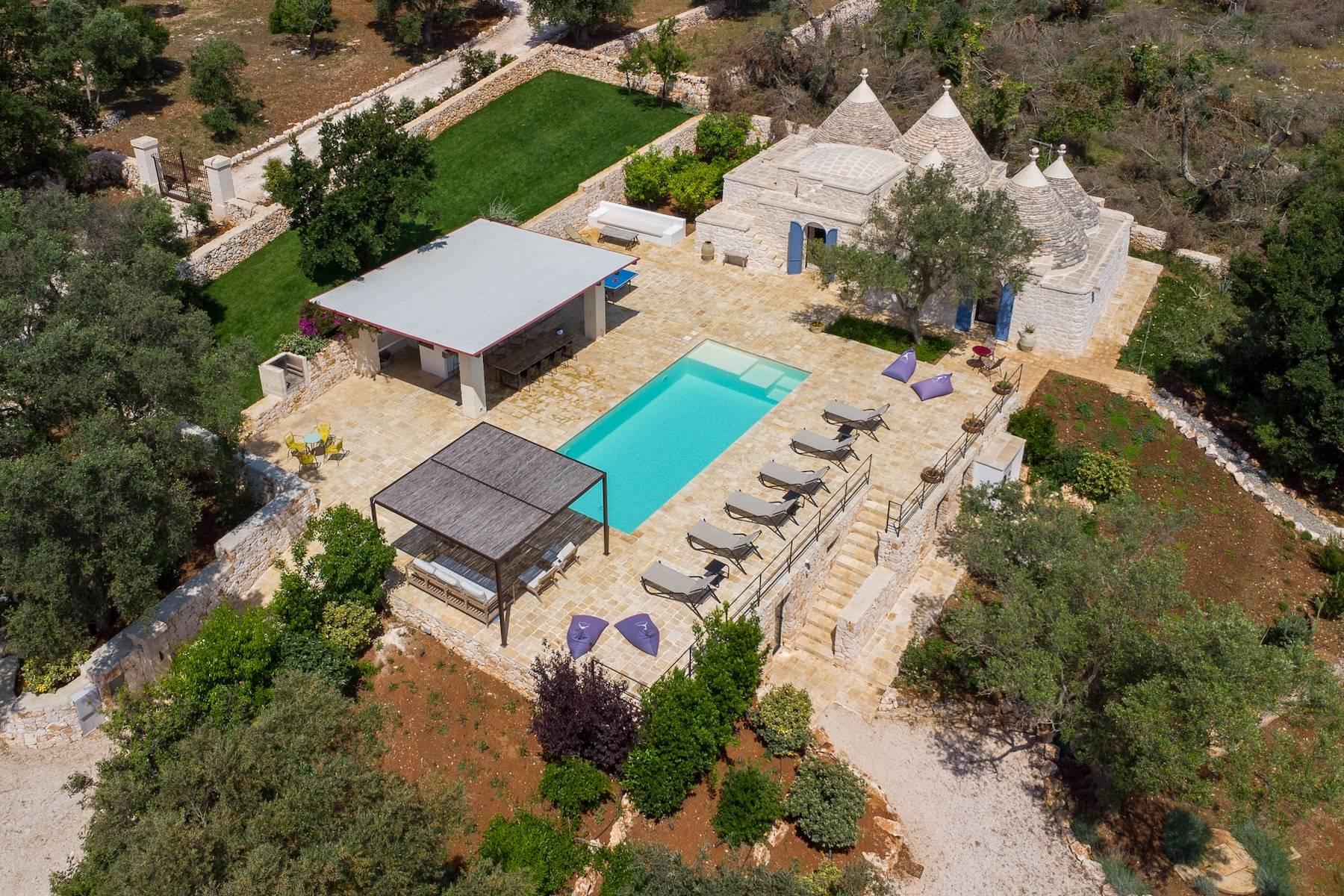 Esclusivo complesso di trulli con piscina immerso nel verde - 1